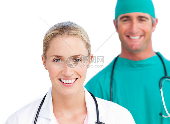 Blond女医生和微笑的外科医生图片