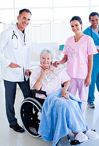 负责照顾一名老年妇女的重病医疗队图片