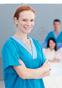 一位女性医生微笑的肖像图片