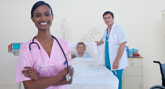 向印度护士和医生及病人微笑图片
