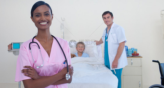向印度护士和医生及病人微笑图片
