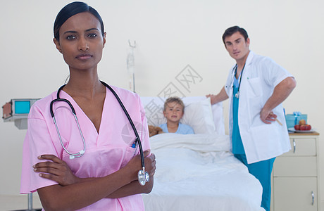 配有医生和病人的具有严重吸引力的护士图片