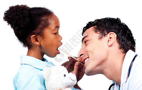 检查小女孩喉咙的年轻医生图片