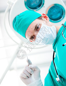 手术期间集中的外科医生图片