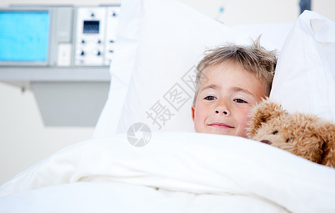 睡在医院床上的可爱小男孩图片