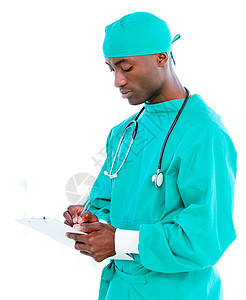 男性外科医生在病人的文件夹里做笔记图片