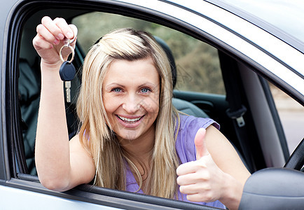 一辆新车开来后 有魅力的女司机展示了一把钥匙微笑汽车成人金发运输金发女郎测试女性学习青少年图片