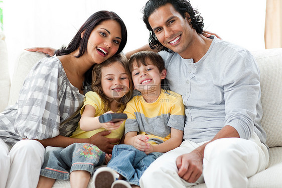 家庭幸福快乐的一起看电视图片