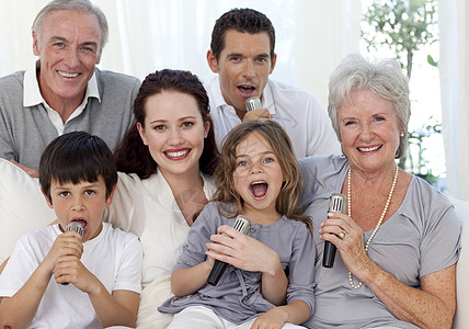 家庭快乐在客厅唱卡拉OK图片