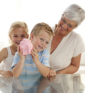 外祖母和儿童储蓄储蓄资金图片