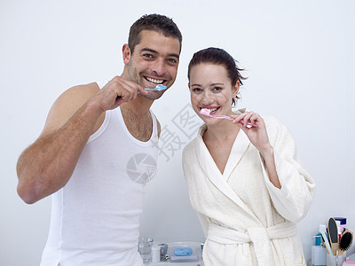一对夫妇在洗手间打扫牙齿图片