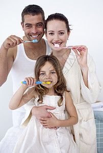 父母和女儿在洗手间打扫牙齿图片