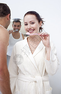 女人和男人在洗手间打扫牙齿图片