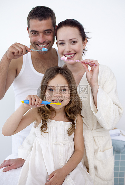家人在洗手间打扫牙齿成人情人房子卫生蜜月女儿浴室婚姻男性镜子图片