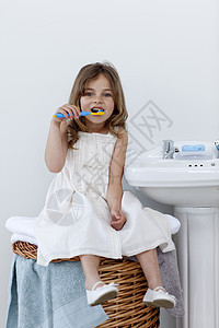 女儿在洗手间打扫牙齿图片