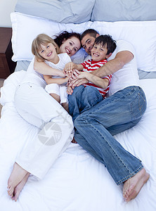 父母和儿童在床上放松的高度观感说谎女性男生女儿家庭父亲生活儿子孩子妈妈图片
