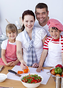 厨房的切家用彩色胡椒蔬菜家庭女孩午餐孩子男生兄弟姐妹女士女性烹饪图片