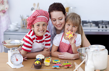 母亲和孩子在厨房烘烤时微笑图片