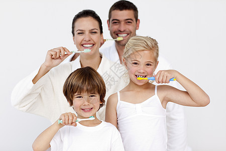 家人在洗手间打扫牙齿黑发女儿婚姻男性牙刷幸福房子儿子孩子们女孩图片