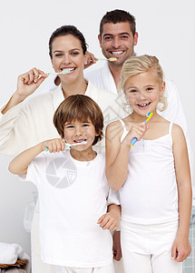 父母和子女在卫生间打扫牙齿幸福婚姻洗手间成人内饰牙刷男生异性女儿卫生图片