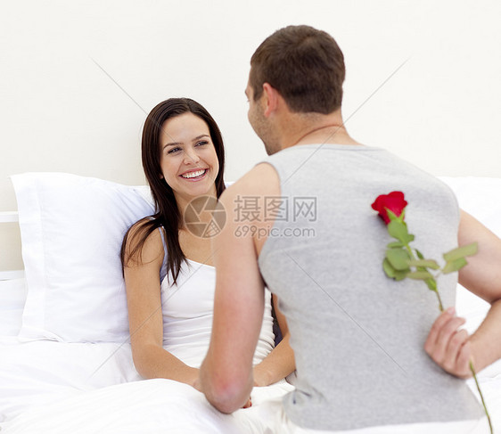 男人把玫瑰献给他美丽的妻子图片