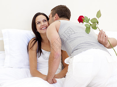 丈夫给他美丽的妻子一朵玫瑰和一个吻图片