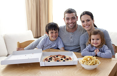 家庭在家吃比萨和薯条图片
