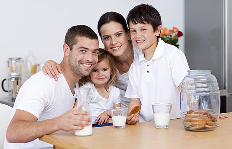 幸福的一家人吃饼干 喝牛奶女孩们家庭孩子们果汁乐趣孩子早餐厨房水果房子图片