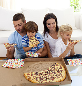 家庭在客厅吃比萨图片