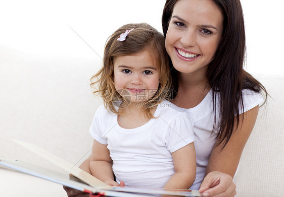 母亲和女儿看书的肖像图片