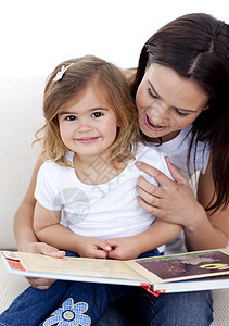 小女孩和妈妈一起看书的图片