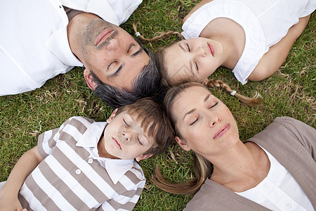 一家人一起睡在公园里 头都在一起图片