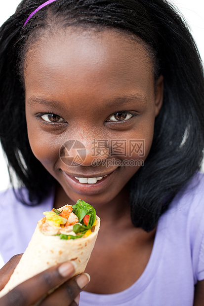 迷人的年轻女人吃包装食物图片