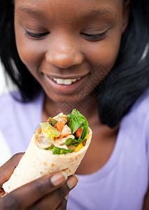非洲-美洲青年妇女吃包装食物图片