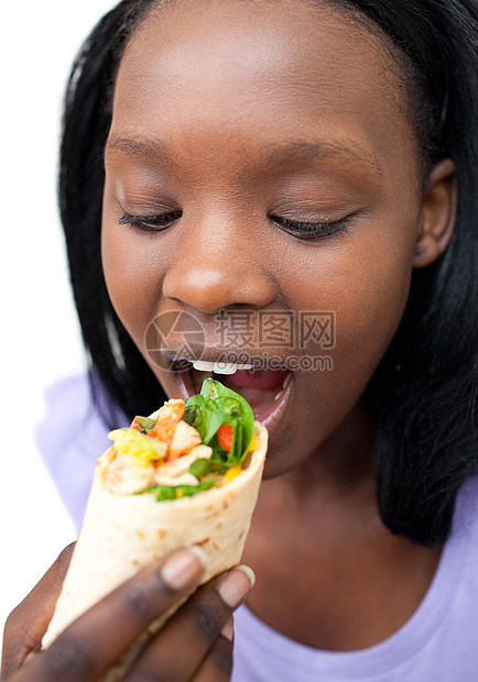 非裔美洲妇女吃包装食物图片
