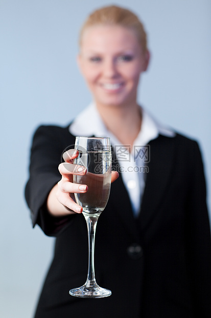 拥有香槟杯的女商家办公室生意人快乐生活人士工人男性女性女孩庆典图片