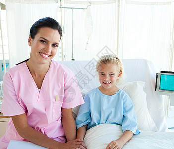 女医生和她的小病人坐在医院床上的女医生图片