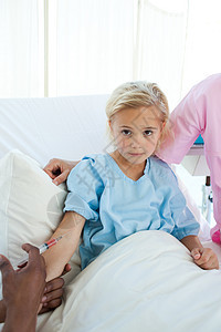 接受注射的不安儿童病人;图片