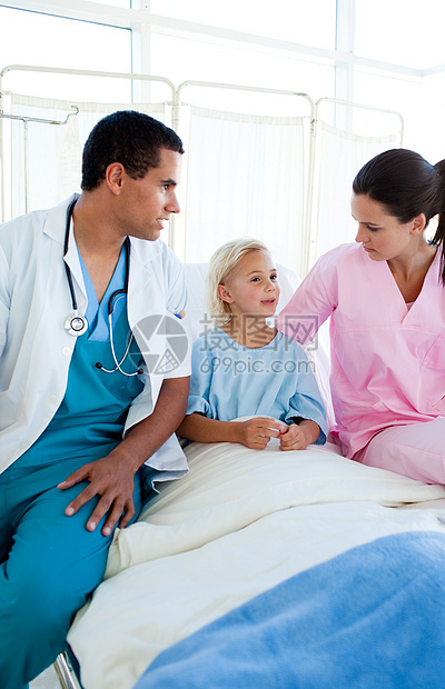 小病人 跟她的护士和医生说话图片