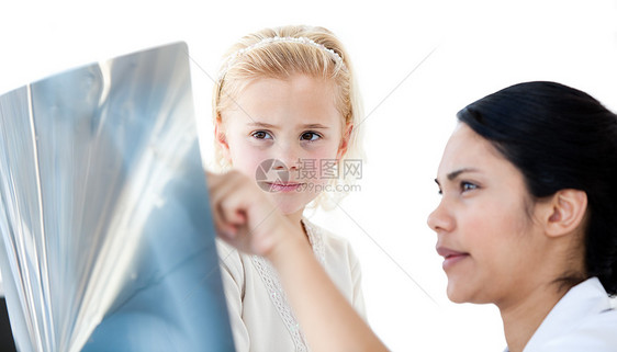 向一个小女孩进行X光检查的看女医生图片
