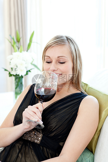 光荣的金发金发女子 喝红酒图片