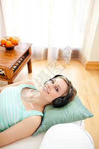 躺在沙发上听音乐的金发美女女士耳机音乐快乐长椅成人歌曲女性乐趣房间图片