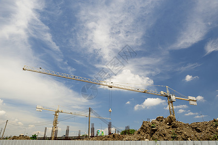 起重机正在工作栅栏建筑机器工地工业建造黄色天空蓝色液压图片