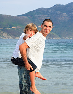 父亲在海滩上给儿子搭便车小猪男性男人农村孩子爸爸父母女性天空肩膀图片