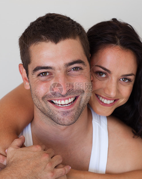 一对幸福情侣的肖像男朋友关爱亲热异性拥抱感情女士压痛丈夫夫妻图片