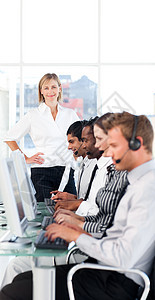 女性领导者在呼叫中心管理她的团队工作职员热线环境沟通办公室键盘操作员服务台女士图片