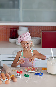 可爱的女儿在厨房烘烤姐姐糕点童年烤箱夫妻电饭煲桌子房子饼干烹饪图片