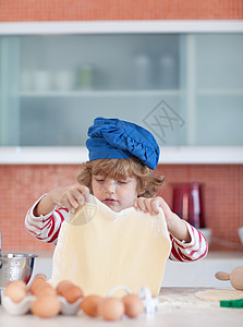可爱的男孩在家烘烤图片