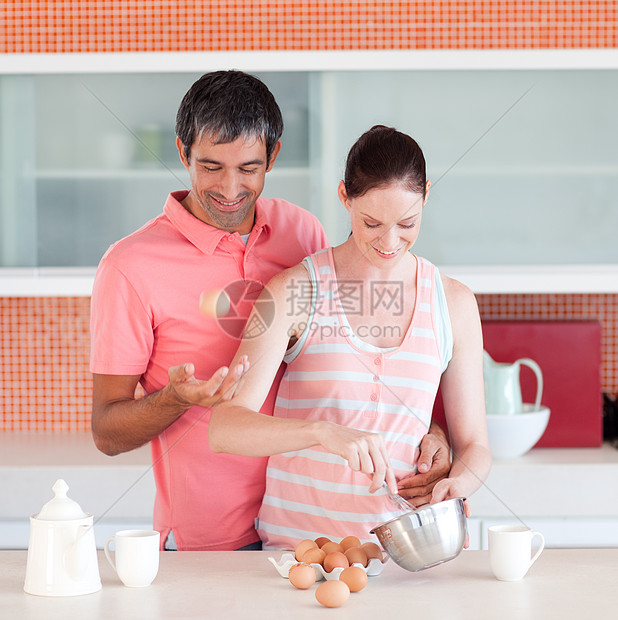 有吸引力的男男女女在家做饭图片