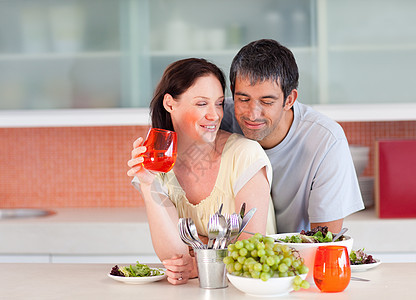 一对夫妇在厨房吃饭和喝酒快乐丈夫玻璃夫妻桌子食谱青年沙拉女士幸福图片